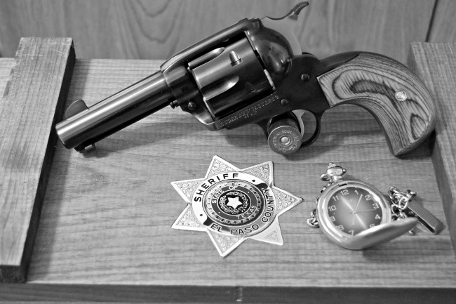 Обои картинки фото оружие, револьверы, звезда, шерифа, часы