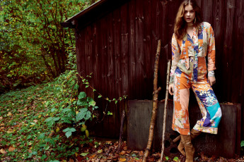Картинка девушки barbara+palvin модель брюки сапоги костюм сарай лес