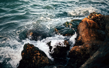 Картинка природа побережье вода пена скалы