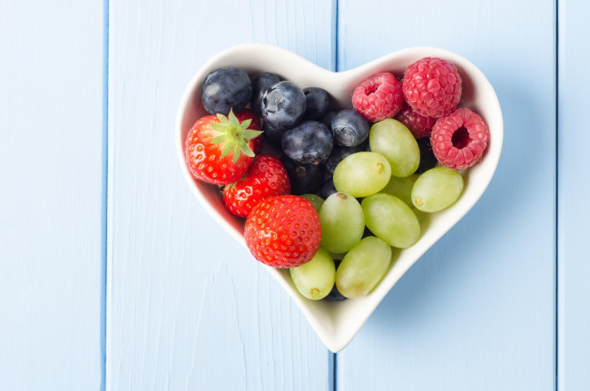 Обои картинки фото еда, фрукты,  ягоды, черника, малина, клубника, виноград