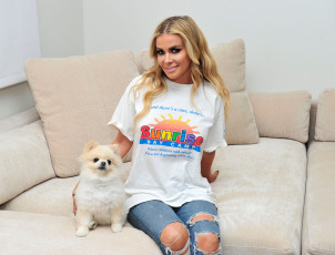 Картинка девушки carmen+electra блондинка футболка джинсы собака диван