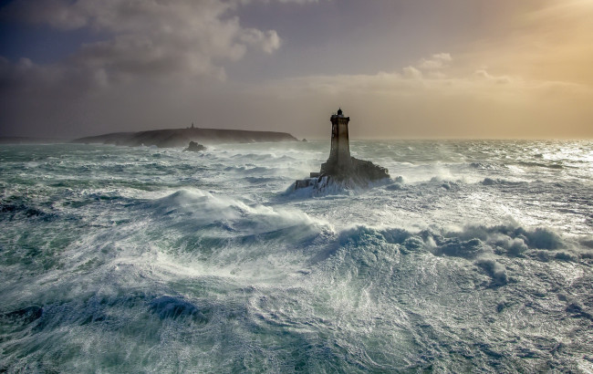 Обои картинки фото природа, маяки, маяк, шторм, волна, буря, брызги, мощь, ураган, непогода, ветер, стихия, сила, океан, море, вода