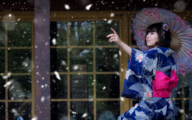 Обои картинки фото девушки, - азиатки, азиатка, кимоно, зонтик, жест, снег