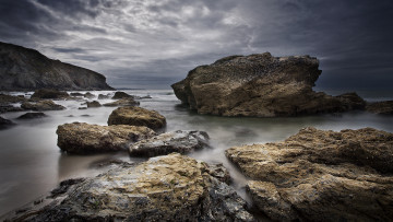 Картинка природа побережье камни скалы океан сумрак тучи