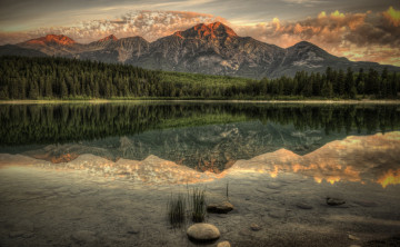 Картинка природа реки озера горы пики отражение камни река