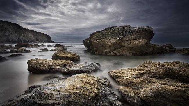 Обои картинки фото природа, побережье, камни, скалы, океан, сумрак, тучи