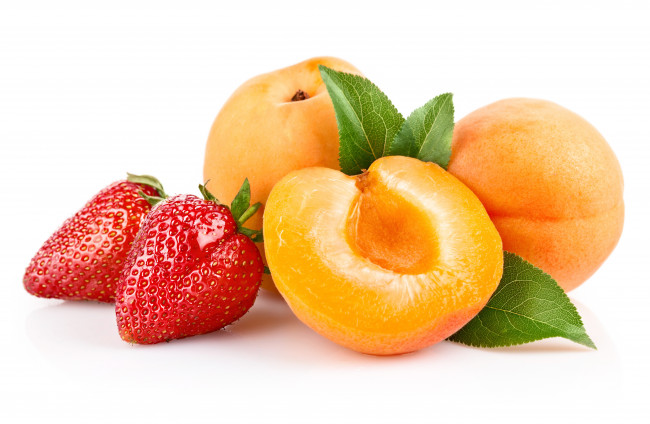 Обои картинки фото еда, фрукты, ягоды, клубника, листья, абрикосы