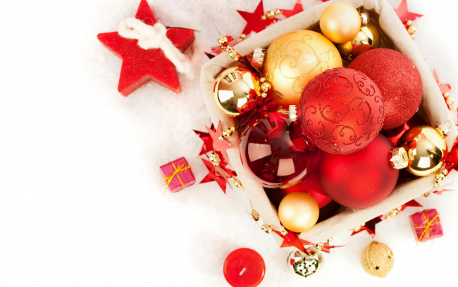 Обои картинки фото праздничные, украшения, рождество, balls, new, year, christmas, merry, box, decoration, шары, новый, год, свечи