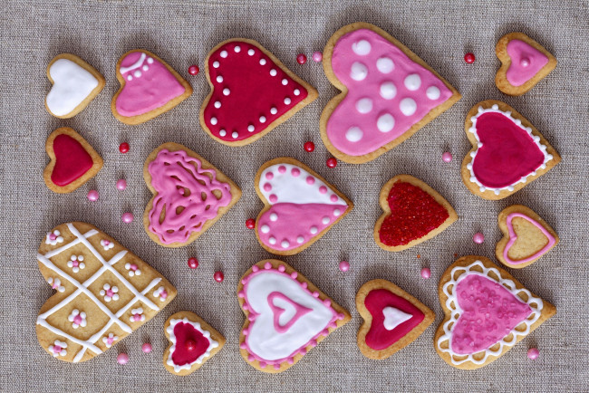 Обои картинки фото еда, пирожные,  кексы,  печенье, valentines, cookies, праздник, валентинки, сердечки, печенье, глазурь, pink, love, hearts, glaze, выпечка