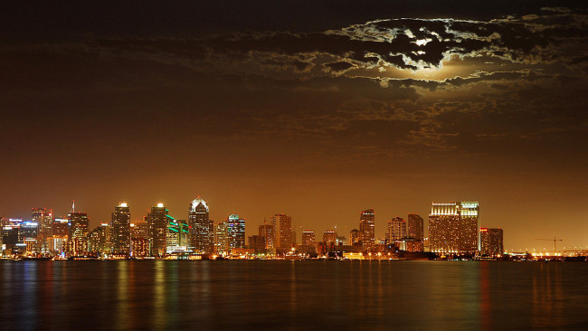 Обои картинки фото города, сан-диего , сша, ночь, город, огни, тучи, луна, море