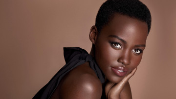 Картинка lupita+nyongo девушки lupita+nyong`o lupita nyongo девушка брюнетка темнокожая чернокожая актриса мулатка красотка взгляд макияж поза портрет лицо