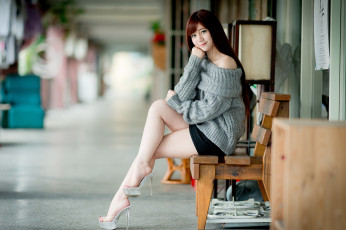 Картинка девушки -+азиатки азиатки модель женщины длинные волосы темные сидит ноги мини юбка свитер голые плечи рыжая скрестив боке