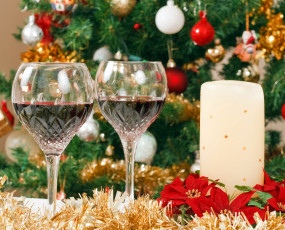Картинка праздничные угощения свеча бокалы елка