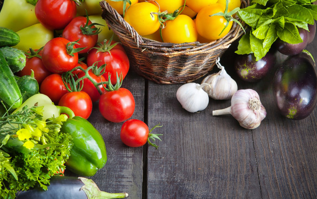 Обои картинки фото еда, овощи, помидоры, огурцы, перец, баклажаны, чеснок, базилик, зелень