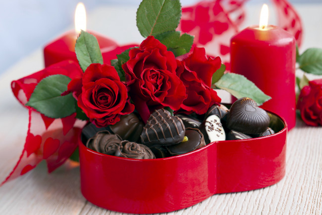 Обои картинки фото еда, конфеты,  шоколад,  сладости, коробка, ассорти, свечи, красный