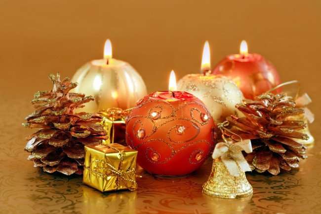 Обои картинки фото праздничные, новогодние свечи, шишки, колокольчик, свечи