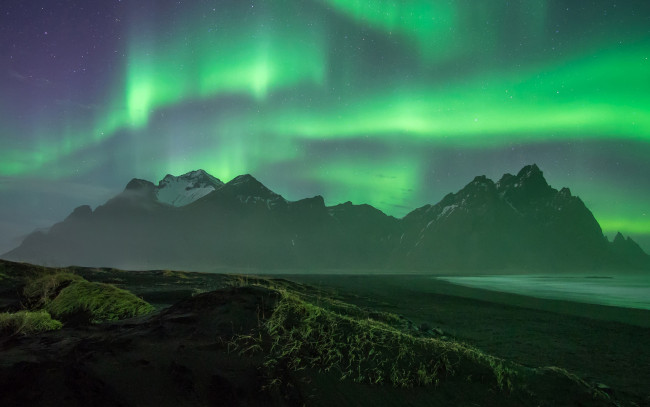 Обои картинки фото природа, северное сияние, скалы, туман, ночь, горы