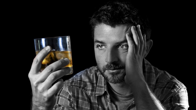 Обои картинки фото мужчины, - unsort, стакан, виски, лед