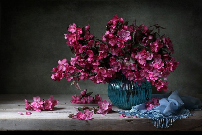 Обои картинки фото цветы, цветущие деревья ,  кустарники, ваза, шаль