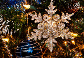 Картинка праздничные снежинки звёздочки снежинка шарики елка