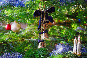 Картинка праздничные колокольчики свечи шарики елка