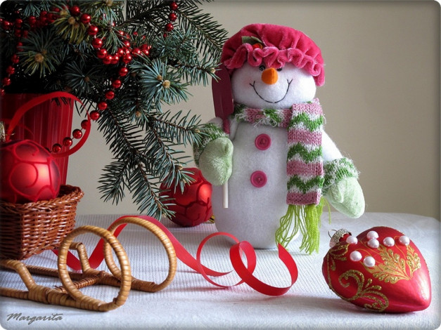 Обои картинки фото автор, margarita, праздничные, снеговики, ветка, бусы, снеговик, серпантин