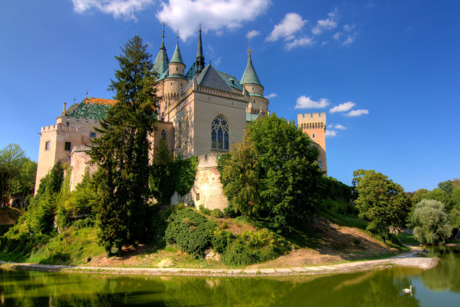 Обои картинки фото замок, бойнице, словакия, города, дворцы, замки, крепости, река, башня, стены, окно