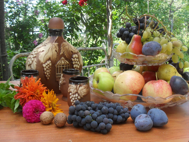Обои картинки фото еда, фрукты, ягоды, цветы, груши, сливы, яблоки, виноград