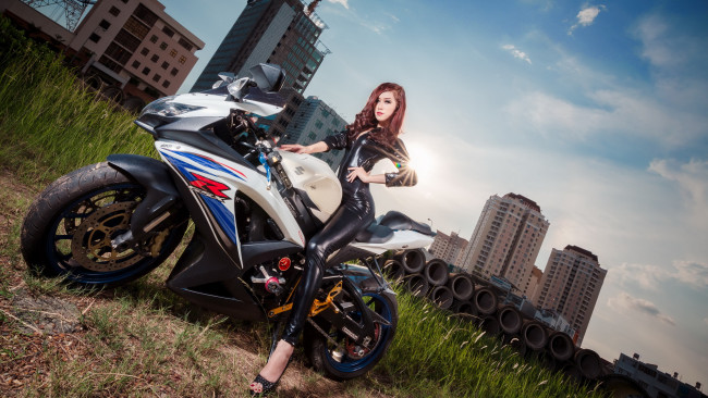 Обои картинки фото мотоциклы, мото с девушкой, комбинезон, азиатка, латекс, suzuki, белый
