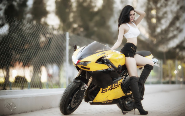 Обои картинки фото мотоциклы, мото с девушкой, азиатка, сапоги, жёлтый