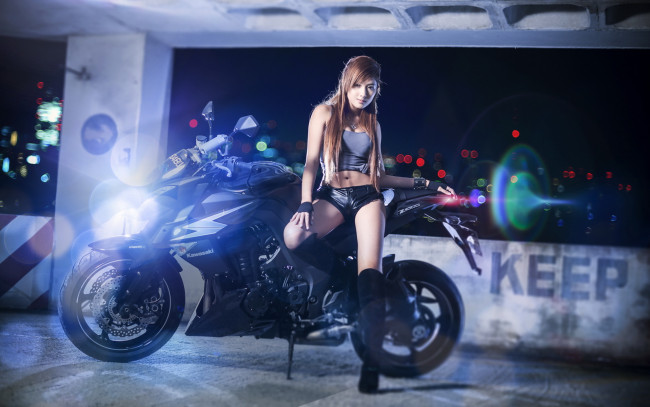 Обои картинки фото мотоциклы, мото с девушкой, kawasaki, сапоги, азиатка, чёрный