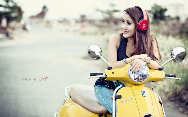 Обои картинки фото мотоциклы, мото с девушкой, скутер, мотороллер, vespa, азиатка, наушники, жёлтый
