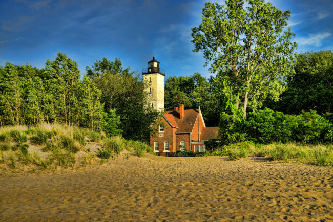 Обои картинки фото presque isle lighthouse,  pennsylvania сша, природа, маяки, пенсильвания, песок, лес, маяк