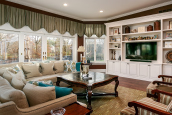 Картинка интерьер гостиная окна диван телевизор шторы подушки стиль дизайн