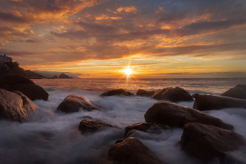Картинка природа побережье скалы берег солнце море камни