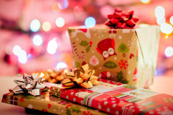 Картинка праздничные подарки+и+коробочки подарки банты упаковка