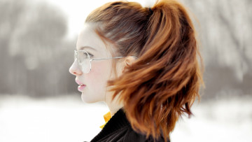 обоя ebba zingmark, девушки, модель, рыжая, зима, кофта, очки, лицо, профиль