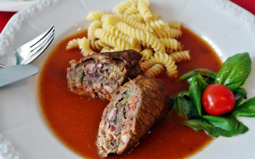 Картинка еда мясные+блюда спиральки помидоры базилик соус макароны