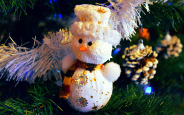 Картинка праздничные снеговики фигурка шишки