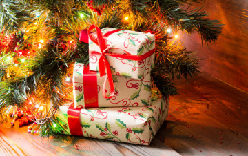 Картинка праздничные подарки+и+коробочки бант ленты подарки мишура елка