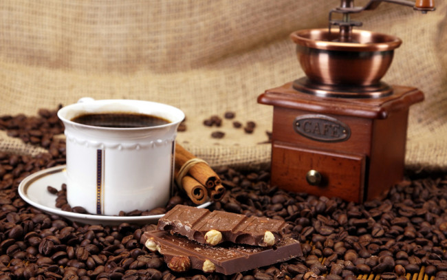 Обои картинки фото еда, кофе,  кофейные зёрна, шоколад, мельница, напиток, чашка, корица, зерна
