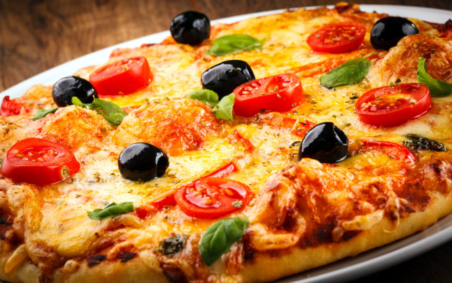 Обои картинки фото еда, пицца, базилик, помидоры, томаты, маслины