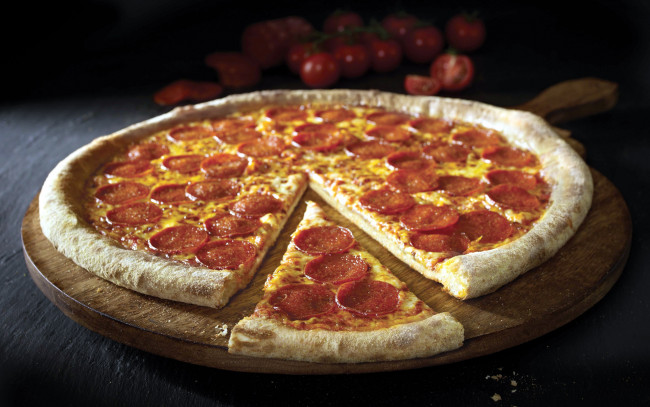 Обои картинки фото еда, пицца, салями, колбаса