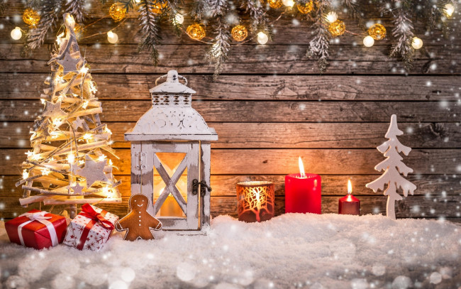 Обои картинки фото праздничные, новогодние свечи, снег, стена, ёлка, фигурки, свечи, фонарь, пряник, подарки, коробки
