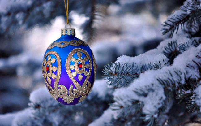Обои картинки фото праздничные, шары, украшение, снег, елка