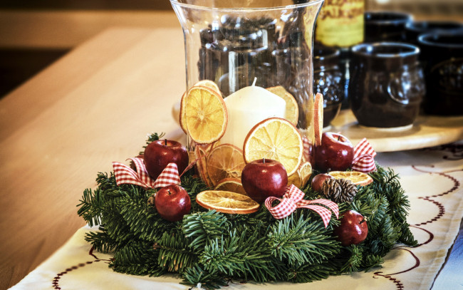 Обои картинки фото праздничные, украшения, апельсины, венок, рождественский, свеча, яблоки