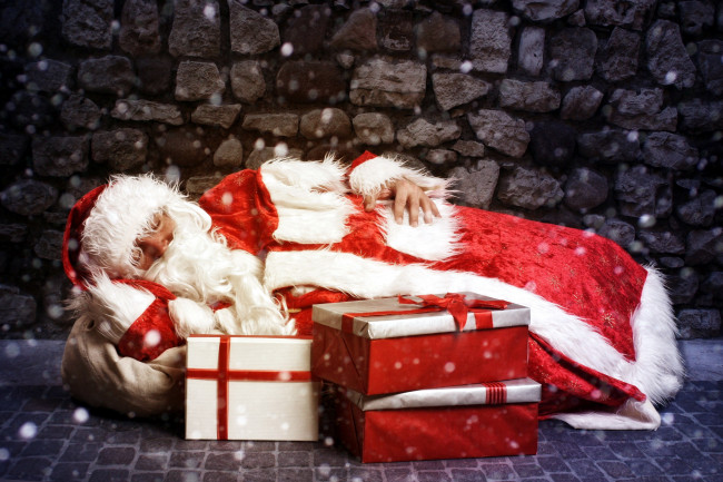 Обои картинки фото праздничные, дед мороз,  санта клаус, спящий, санта, подарки, мешок