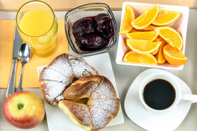 Обои картинки фото еда, разное, апельсины, джем, яблоко, круассаны, сок, кофе, завтрак