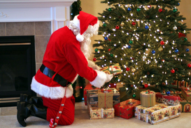 Обои картинки фото праздничные, дед мороз,  санта клаус, елка, санта, клаус, подарки