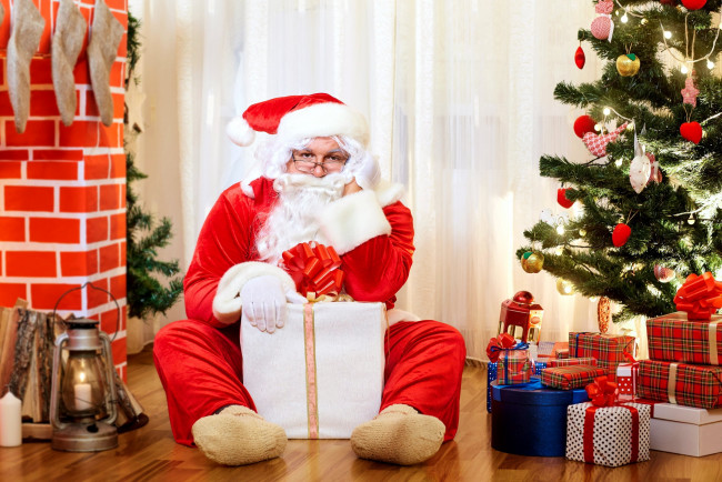 Обои картинки фото праздничные, дед мороз,  санта клаус, санта, фонарь, подарки, елка, коробки